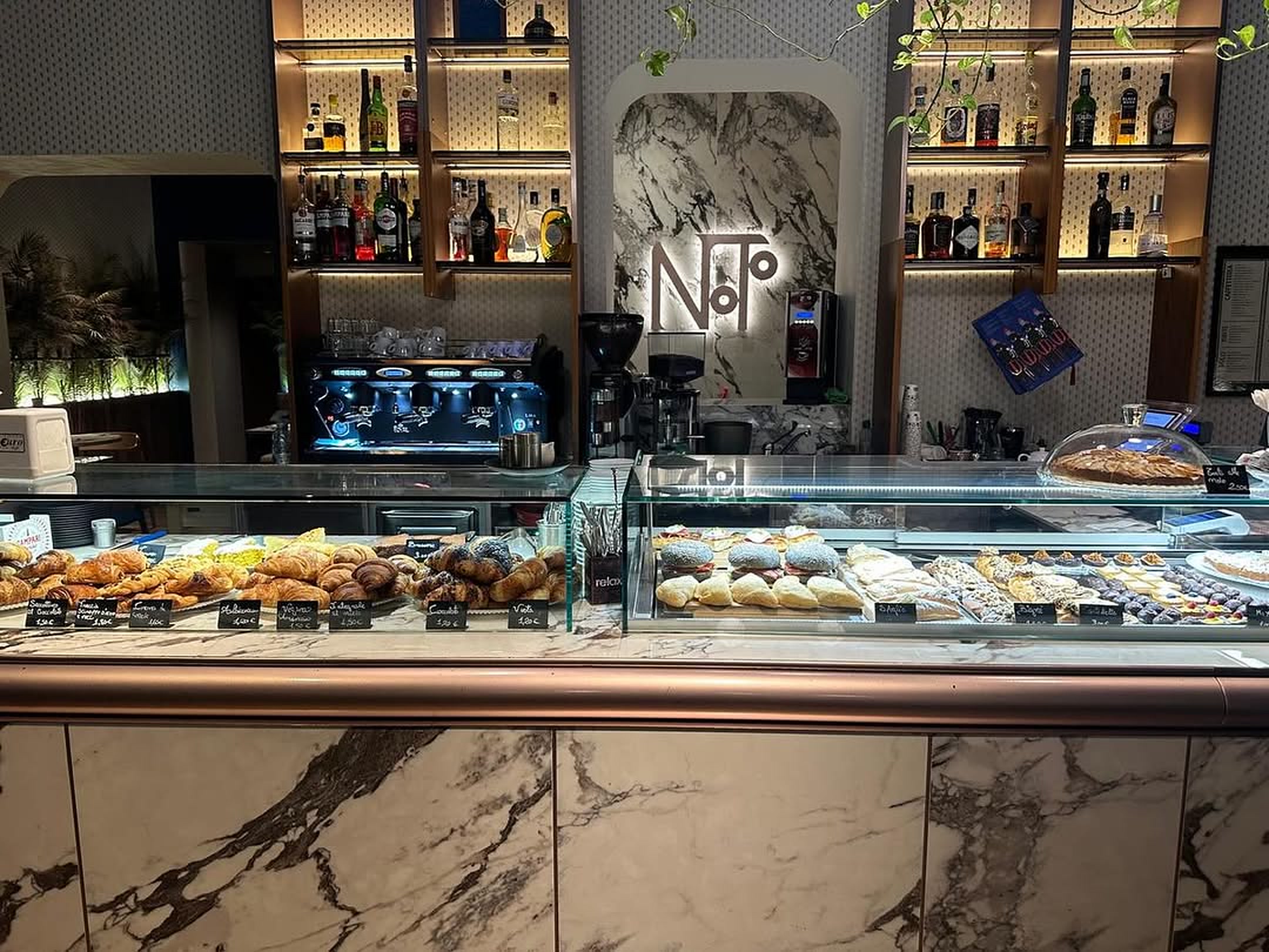 Bancone principale di Noto Bar con macchina del caffè, bottiglie e insegna