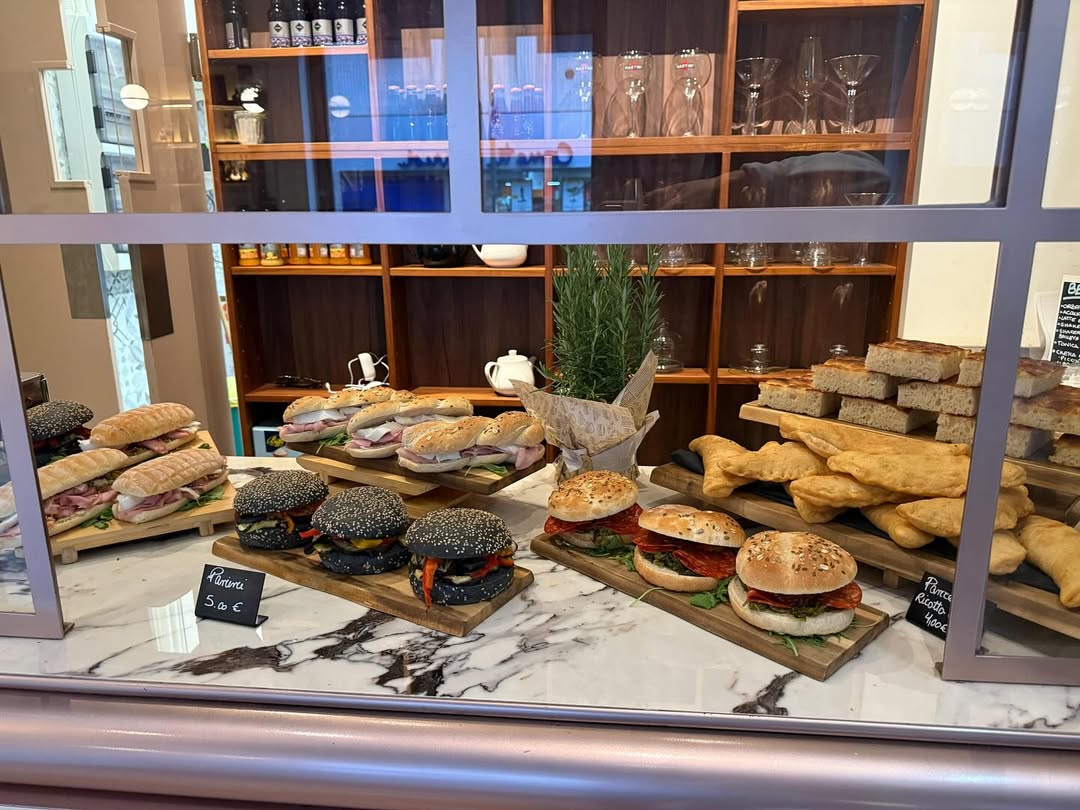Selezione di panini e burger esposta da Noto Bar