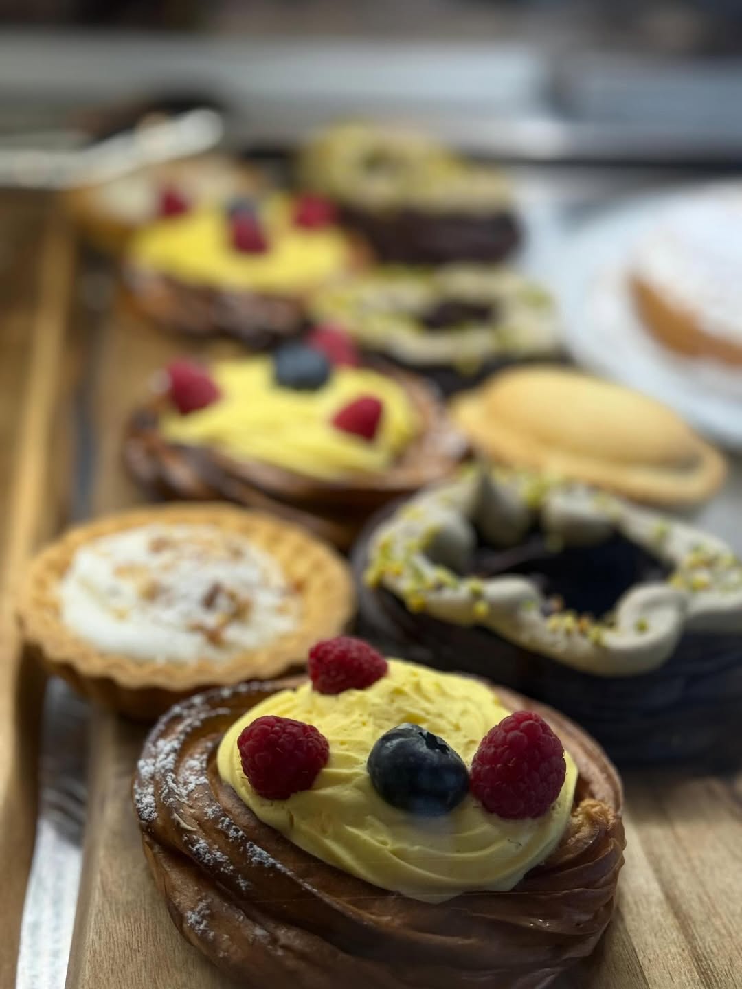 Dolci e monoporzioni esposti nella vetrina di Noto Bar