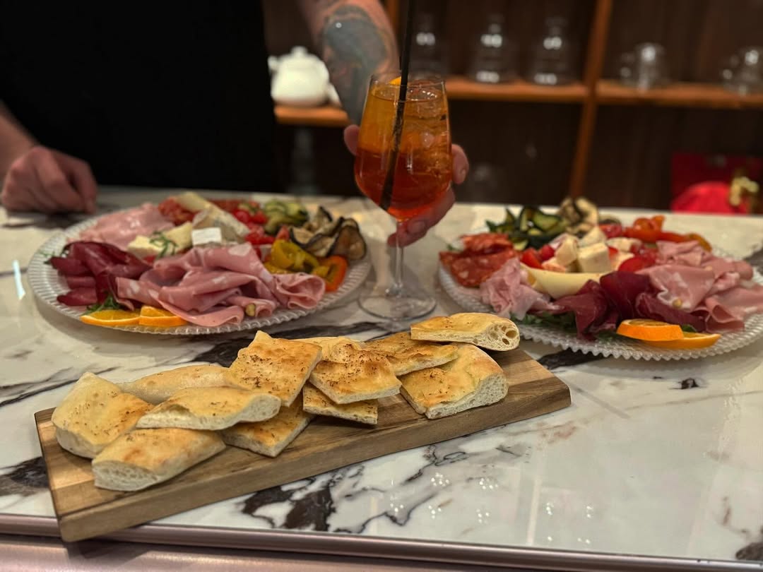 Aperitivo con cocktail, focaccia e taglieri servito da Noto Bar