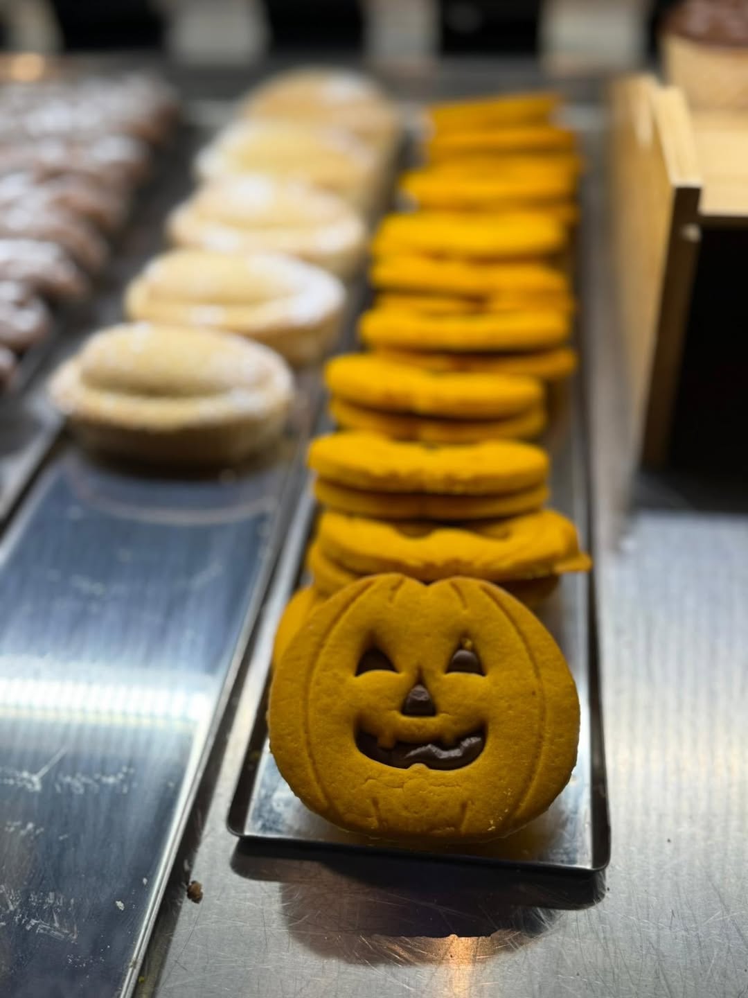 Dolce a forma di zucca esposto nella vetrina di Noto Bar