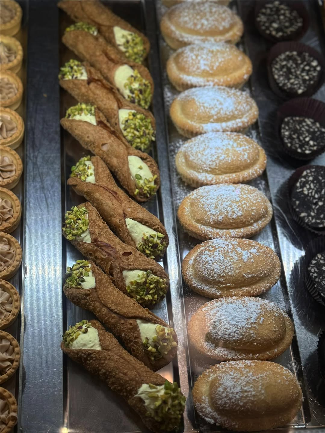 Dessert e dolci esposti nel banco vetrina di Noto Bar