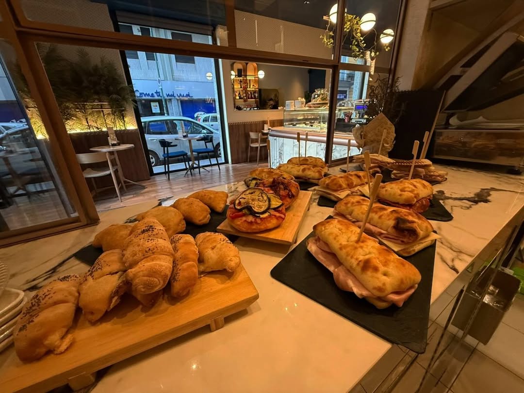 Banco con panini e specialità salate da Noto Bar