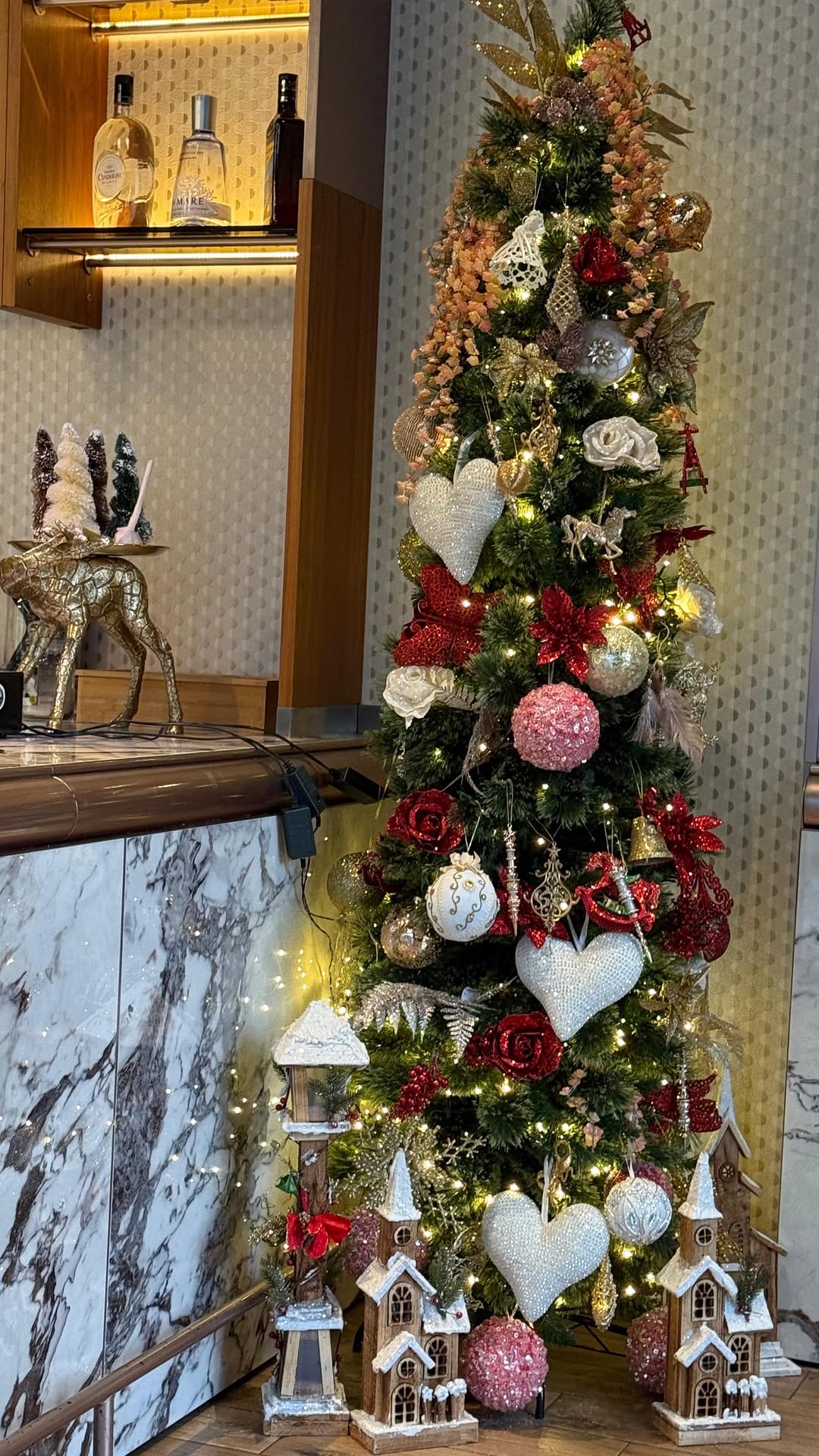 Allestimento natalizio all'interno di Noto Bar