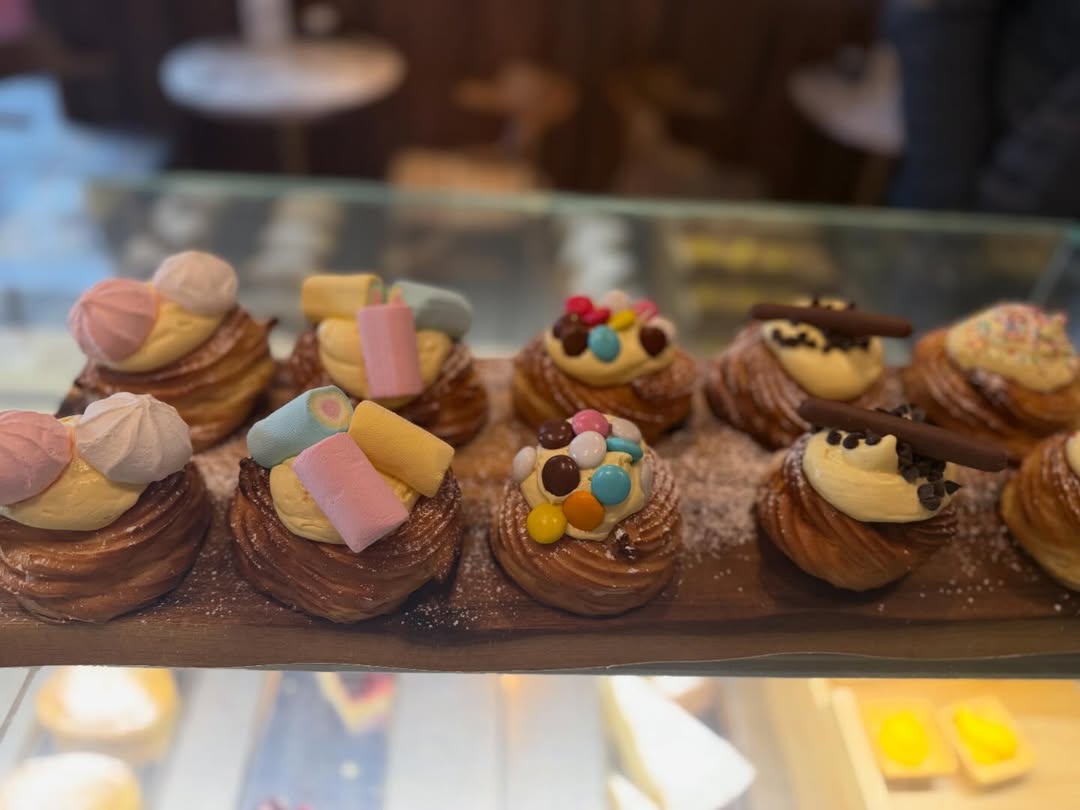 Pastry assortita esposta nella vetrina di Noto Bar