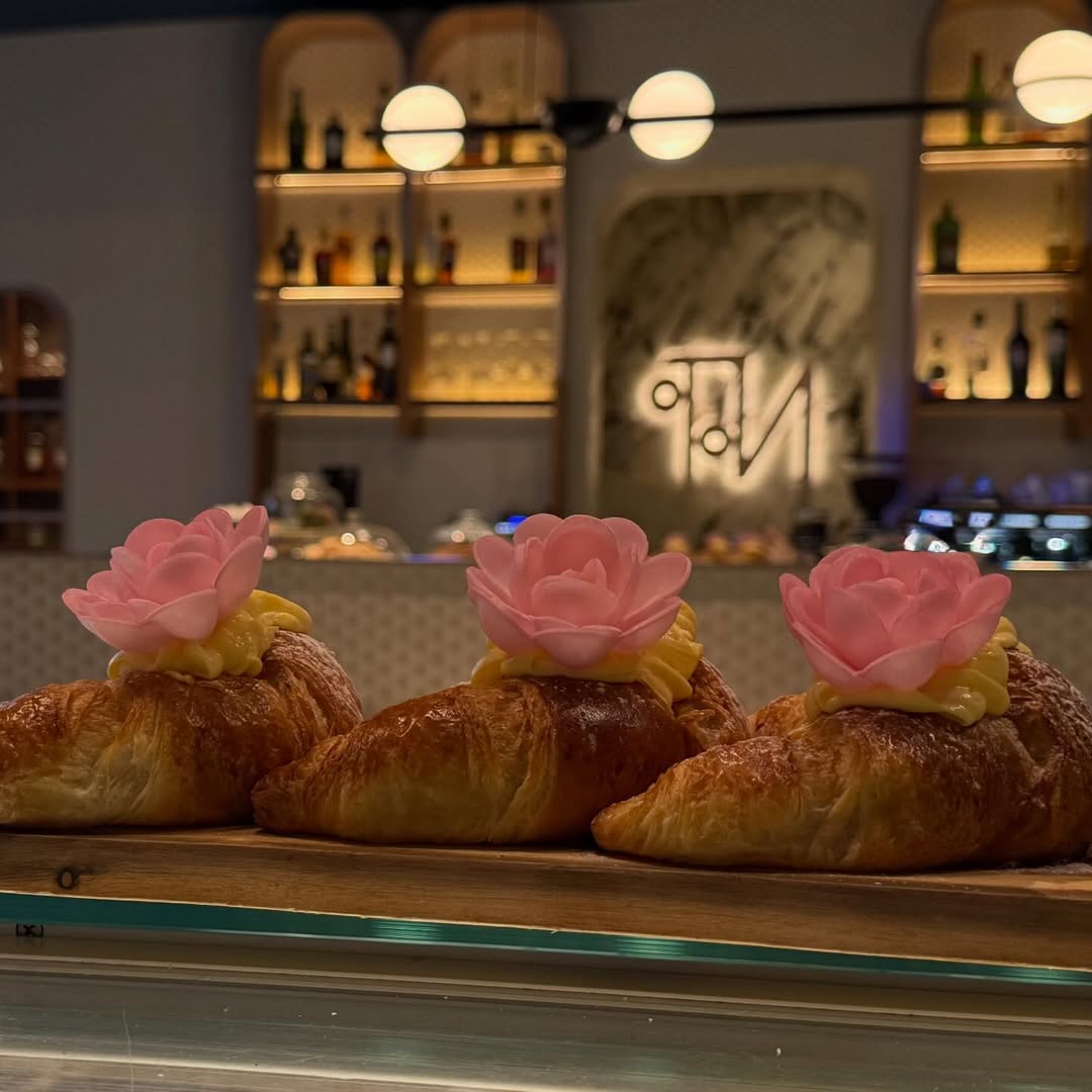 Croissant farciti esposti davanti al banco di Noto Bar