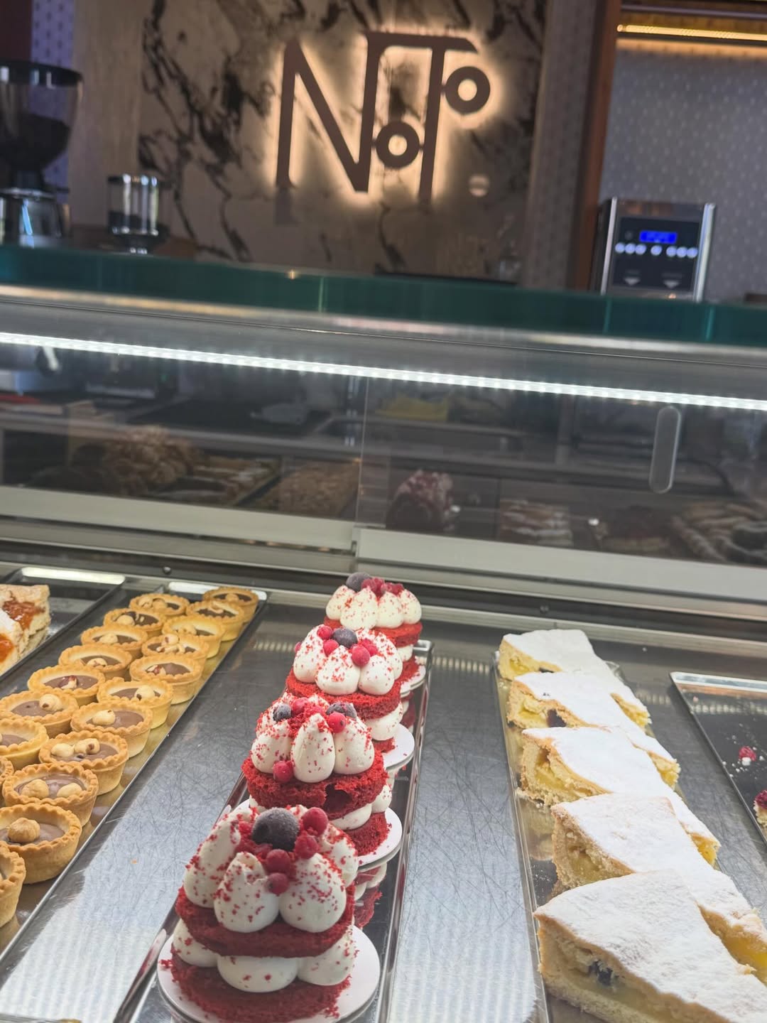 Dolce Red Velvet esposto nella vetrina di Noto Bar