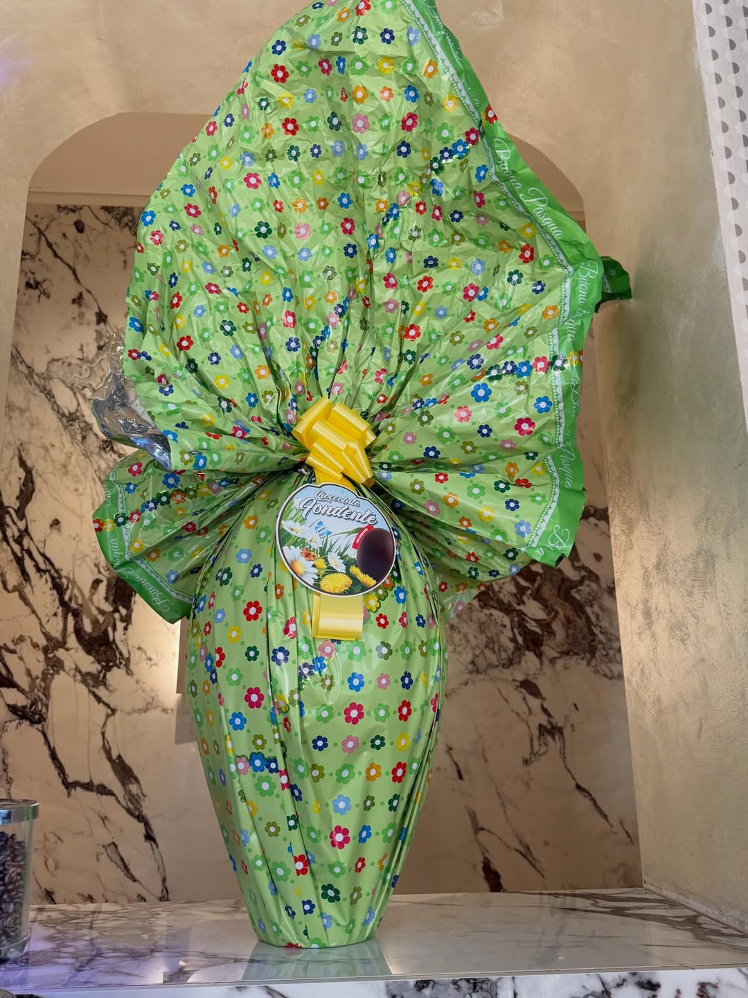 Uovo di Pasqua esposto da Noto Bar